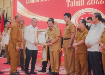 Piagam diterima Bupati Humbahas, Dosmar Banjarnahor SE yang diwakili Sekdakab Humbahas, Drs Tonny Sihombing MIP, bersama Kadis Pendidikan, Drs Jonny Gultom.