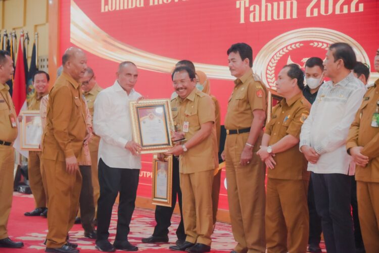 Piagam diterima Bupati Humbahas, Dosmar Banjarnahor SE yang diwakili Sekdakab Humbahas, Drs Tonny Sihombing MIP, bersama Kadis Pendidikan, Drs Jonny Gultom.