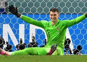 Kiper Kroasia Dominik Livakovic selebrasi usai berhasil melakukan penyelamatan ketika babak adu penalti saat pertandingan sepak bola babak 16 besar Piala Dunia 2022 antara Jepang dan Kroasia di Stadion Al-Janoub di Al-Wakrah, selatan Doha, Qatar, Senin (5/12/2022). [OZAN KOSE/AFP]