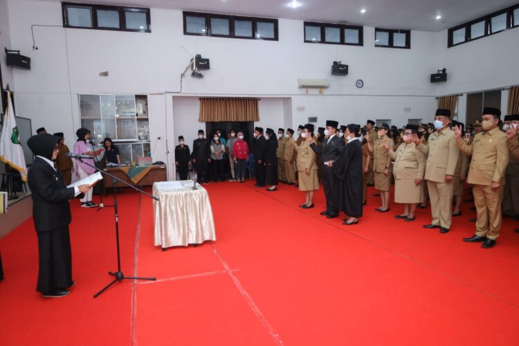 Wali Kota Pematang Siantar saat melantik 129 Pejabat Tinggi Pratama di lingkungan Pemerintah Kota (Pemko) Pematang Siantar, di Ruang Data Balai Kota Pematang Siantar, Jumat (30/12/2022), pukul 16.00 WIB.