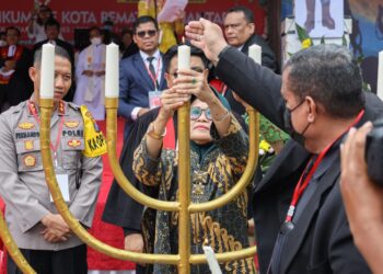 dr Susanti Dewayani SpA saat menyalakan lilin, di Perayaan Natal Oikumene Pemerintah dan Masyarakat Kota Pematang Siantar Tahun 2022.