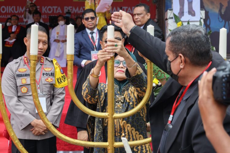 dr Susanti Dewayani SpA saat menyalakan lilin, di Perayaan Natal Oikumene Pemerintah dan Masyarakat Kota Pematang Siantar Tahun 2022.