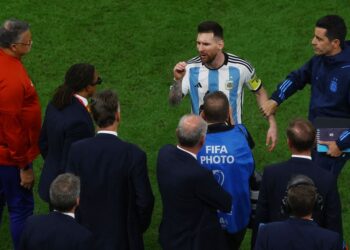 Momen Lionel Messi melabrak Louis van Gaal kelar laga Belanda vs Argentina. (Foto: Twitter/@beINSPORTUSA)