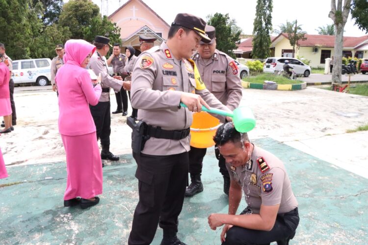 Tradisi memandikan air bunga kepada seluruh personel Polres Simalungun yang naik pangkat.