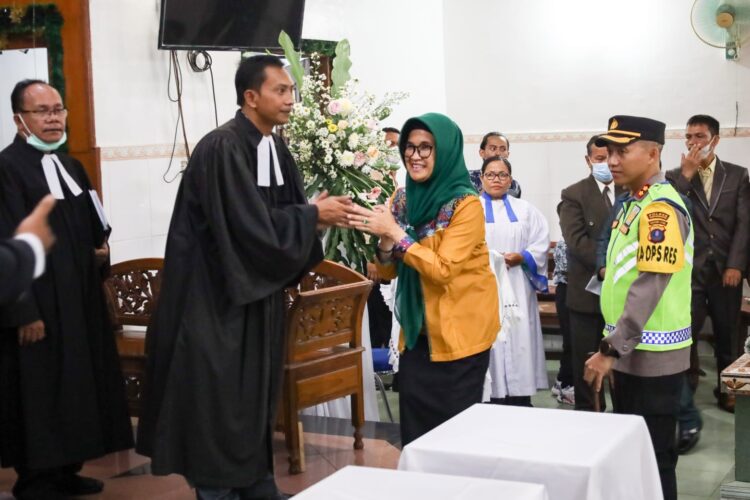 Wali Kota Pematang Sianțar, dr Susanti Dewayani SpA, bersama Kapolres Siantar saat meninjau sejumlah gereja saat pelaksanaan ibadah, Sabtu (24/12/2022) malam lalu, mulai sekitar pukul 19.30 WIB.