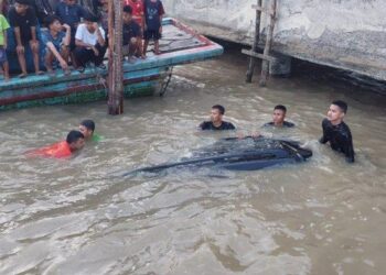 Tim SAR gabungan yang tergabung dari Badan Sar Nasional Tanjungbalai Asahan, TNI AL, dan Satpol Air mengevakuasi mobil wisatawan yang terjebur di dermaga Panton, Desa Bagan Asahan, Kabupaten Asahan. HO