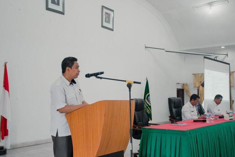 Plt. Kepala Bapelitbangda Humbahas, Pahala Lumbangaol saat menyampaikan kata sambutan.