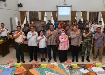 Foto bersama disela acara.