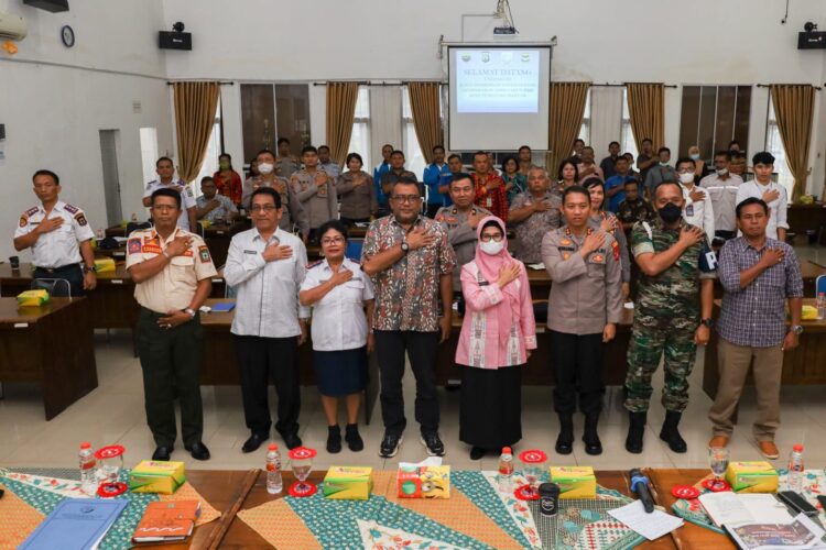 Foto bersama disela acara.