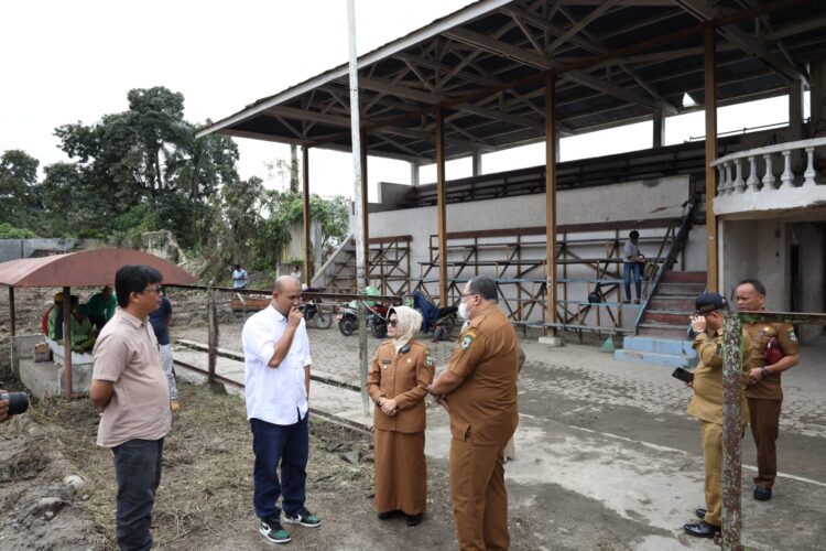 dr Susanti saat tinjau progres revitalisasi Stadion Sangnaualuh, Selasa (13/12/2022), pukul 11.00 WIB.