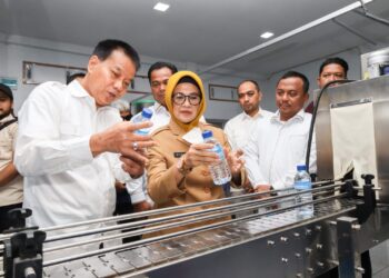 Peluncuran produk Air Mineral Dalam Kemasan (AMDK) dengan merek "ULI" diresmikan oleh Wali Kota Pematang Siantar, dr Susanti Dewayani SpA.