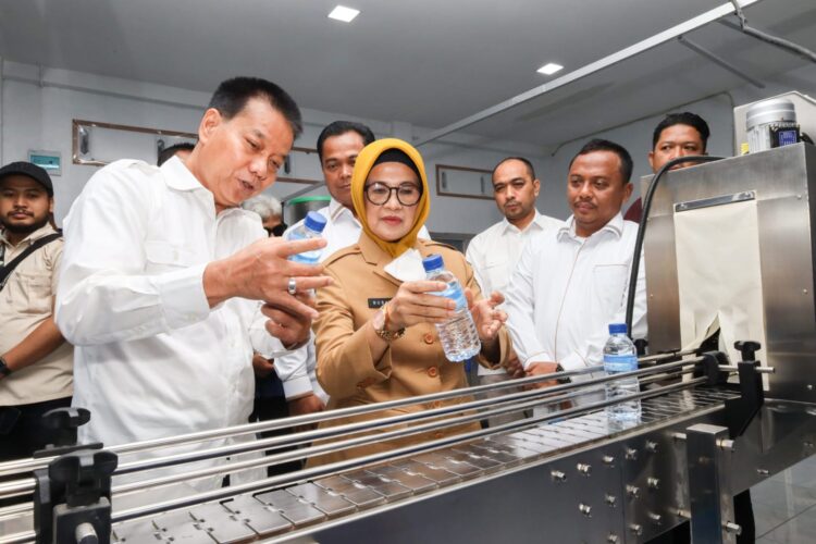Peluncuran produk Air Mineral Dalam Kemasan (AMDK) dengan merek "ULI" diresmikan oleh Wali Kota Pematang Siantar, dr Susanti Dewayani SpA.