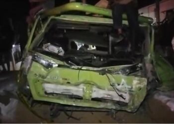 Penampakan truk Fuso yang ringsek usai terlibat kecelakaan beruntun di Jalan Raya Padang-Bukittinggi, Sumatera Barat, Kamis (26/1/2023). (Foto: iNews/Agung Sulistyo)