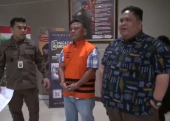 Oknum ASN Pemkab Toba, Bernard Jonly Siagian buronan kasus korupsi akhirnya ditangkap di Medan setelah hampir 3 tahun buron, Kamis (19/1/2023). Foto: iNewsTV/Said Ilham