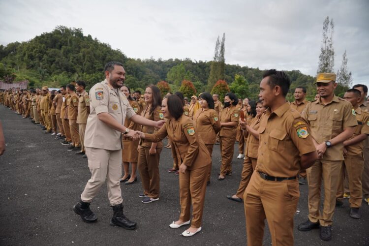 Usai memberikan pengarahan, Bupati Pakpak Bharat, Franc Bernhard Tumanggor, menyalami seluruh ASN yang hadir apel.