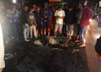 Warga mengerumuni sepeda motor nahas yang menewaskan dua penunggang Jupiter MX, Minggu (8/1/2023) TRIBUN MEDAN-HO