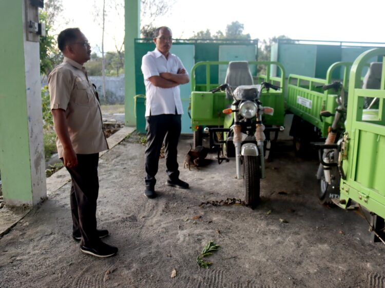 Bupati Humbahas, Dosmar Banjarnahor, SE, saat tinjau lokasi Tempat Pemprosesan Akhir  (TPA) sampah, di Desa Nagasaribu, Kecamatan Lintongnihuta, Kabupaten Humbang Hasundutan, Kamis (12/1/2023), lalu.
