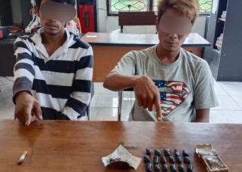 Foto kedua pelaku dan barang bukti ganja yang diamankan Polisi.