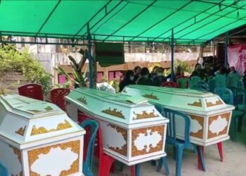 Isak tangis mengiringi kedatangan jenazah lima korban tewas insiden mobil terjun ke sungai di Kabupaten Pangkep di rumah duka, Jumat (6/1/2023). (Foto: Jufri Tonapa)