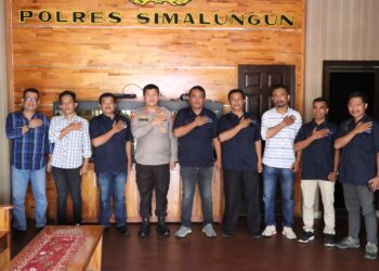Foto bersama disela pertemuan.