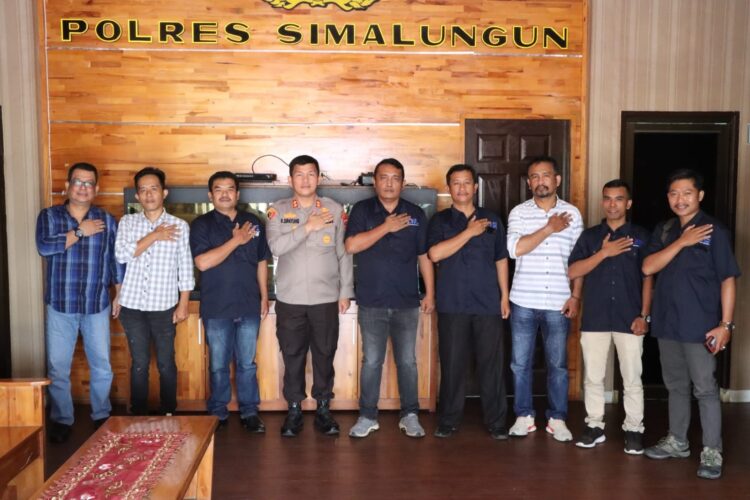 Foto bersama disela pertemuan.