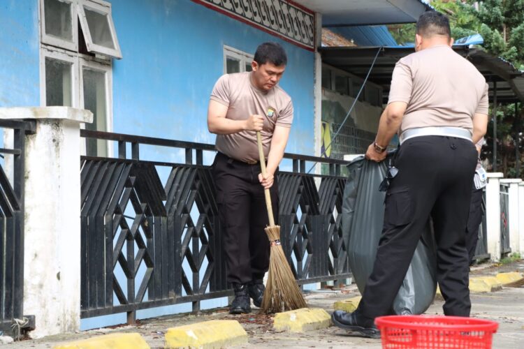 Kapolres Simalungun, AKBP Ronald F.C Sipayung, tampak ikut gotong royong membersihkan kota wisaata Parapat.