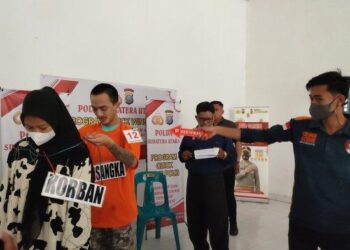 Reza Sumbing sedang memperagakan rekontruksi kasus pembunuhan terhadap Lidya Patmos Sitinjak di gedung Satreskrim Polrestabes Medan, Kamis (19/1/2023). Tribun Medan/Alfiansyah