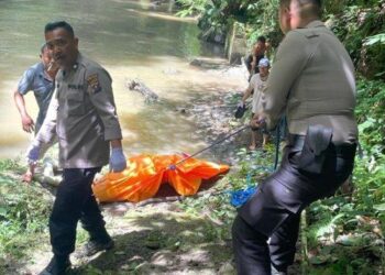 Personel Polres Tanah Karo melakukan evakuasi penemuan jenazah Mr X di aliran sungai Lau Biang, di Jalan Lingkar, Kelurahan Lau Cimba, Kabanjahe, Kabupaten Karo, Rabu (4/1/2023). HO/Tribun Medan