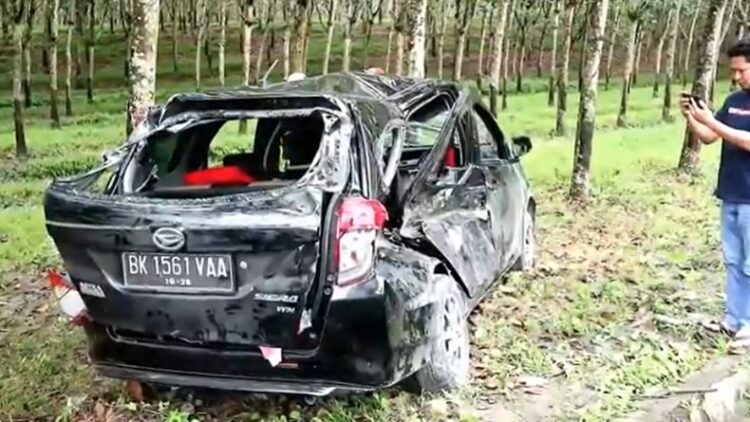 Kecelakaan terjadi di Jalan Lintas Sumatera Utara Bukit Lebanon, Asahan, Sumatera Utara, Sabtu (21/1/2023). (Foto: Ulil Amri).