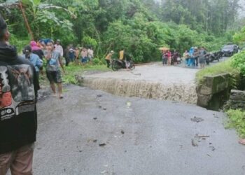 Jalan nasional di Kabupaten Nias Selatan, Sumatera Utara, terputus akibat longsor yang dipicu hujan lebat. Foto/MPI/Jonirman Tafonao