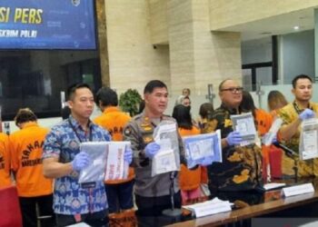 Dittipidsiber Bareskrim Polri merilis penangkapan 12 operator judi daring mastertogel78 di Bareskrim Polri, Jakarta, Jumat (27/1/2023). (ANTARA/Laily Rahmawaty)