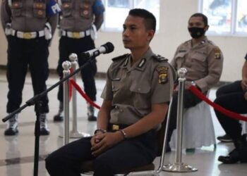 Mantan Kanit Provos Polsek Way Pengubuan, Aipda Rudi Suryanto dijatuhi vonis 12 tahun penjara karena menembak mati rekannya sesama polisi, Aipda Ahmad Karnain. Foto/iNews TV/Indra Siregar