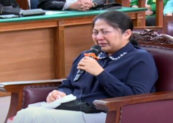 PUTRI CANDRAWATHI MENANGIS: Terdakwa kasus pembunuhan berencana Brigadir J, Putri Candrawathi tak kuasa menahan tangis saat menceritakan potongan peristiwa yang dialaminya di Magelang, pada 7 Juli 2022. Dalam sidang pemeriksaan sebagai terdakwa, Rabu (11/1/2023) di Pengadilan Negeri Jakarta Selatan.