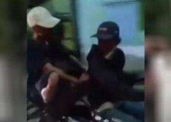 Tangkapan layar aksi dua pria diduga curi kursi di Pematangsiantar. [Instagram @tkpmedan]
