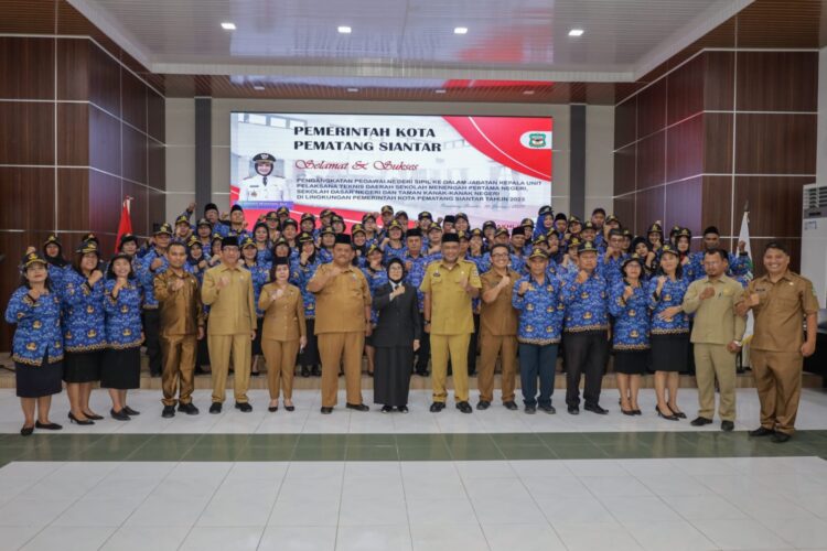 Foto bersama disela pelantikan 64 Kepala UPTD TK, SD, dan SMP Negeri .