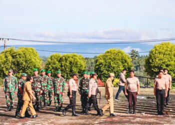 Wakil Bupati Humbahas, Oloan Paniaran Nababan SH MH, bersama Kapolres Humbahas, AKBP Achmad Muhaimin SIK, Pabung 0210/TU, Mayor Ojak Simarmata dan Sekda, Drs Tonny Sihombing MIP saat memeriksa barisan peserta apel.