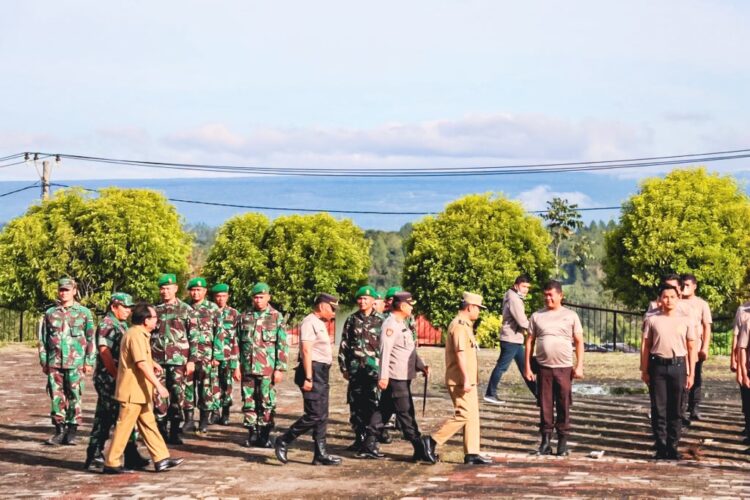 Wakil Bupati Humbahas, Oloan Paniaran Nababan SH MH, bersama Kapolres Humbahas, AKBP Achmad Muhaimin SIK, Pabung 0210/TU, Mayor Ojak Simarmata dan Sekda, Drs Tonny Sihombing MIP saat memeriksa barisan peserta apel.