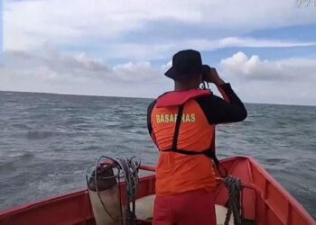 Petugas Basarnas saat mencari korban hilang perahu tenggelam ditabrak kapal tanker di perairan Asahan, Selat Malaka. (Foto : iNews/Ulil Amri)