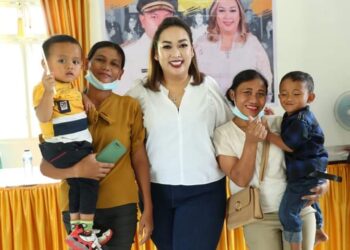 Ny. Juniatry Franc Tumanggor foto bersama warga saat mengunjungi Puskesmas Salak dan Puskesmas Siempat Rube, Rabu (11/01/2022) untuk membagikan Paket Makanan Tambahan (PMT) bagi balita, ibu menyusui dan ibu hamil (Bumil) di dua kecamatan ini.