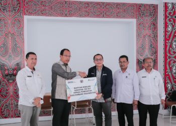 Bantuan mobiler  diserahkan Vice President CSR PT Inalum, Zainuddin Iqbal Sidabutar kepada Bupati Humbahas, Dosmar Banjarnahor SE.