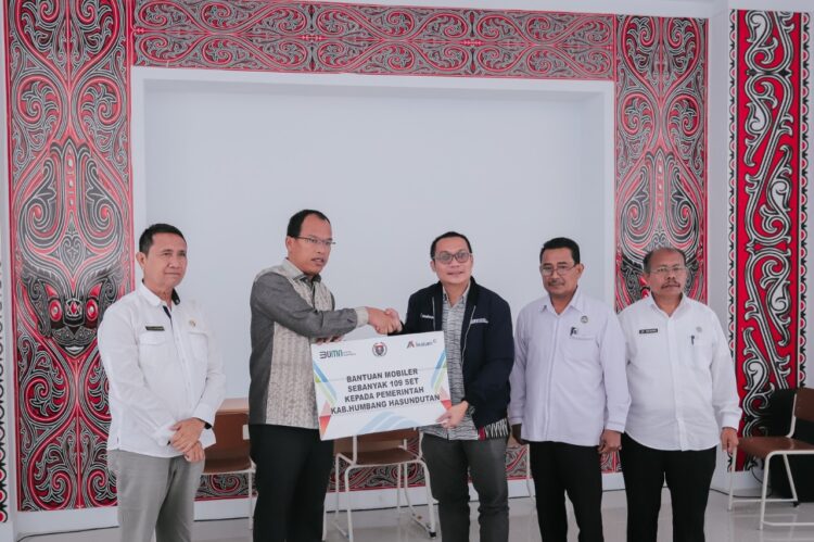 Bantuan mobiler  diserahkan Vice President CSR PT Inalum, Zainuddin Iqbal Sidabutar kepada Bupati Humbahas, Dosmar Banjarnahor SE.