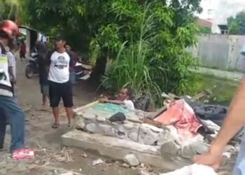 Kondisi kakek penambal ban yang ditabrak mobil saat bekerja. Sayang nyawanya tak tertolong usai mendapatkan perawatan medis. Foto: Istimewa
