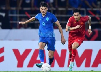 Striker Timnas Thailand, Adisak Kraisorn (9) dikejar bek Vietnam Doan Van Hau pada laga leg kedua final Piala AFF 2022 di Stadion Thammasat, Rangsit, Senin (16/1/2023). (Foto: Instagram/@changsuek)