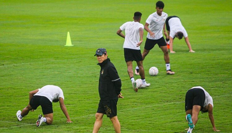 Pelatih Timnas Indonesia, Shin Tae-yong siap memperbaiki mental timnya yang dianggap egois saat menyerang gawang lawan. (Foto: Ist)