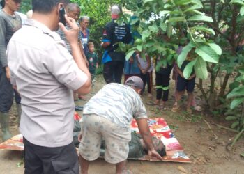 Petugas kepolisian saat turun ke lokasi kejadian.