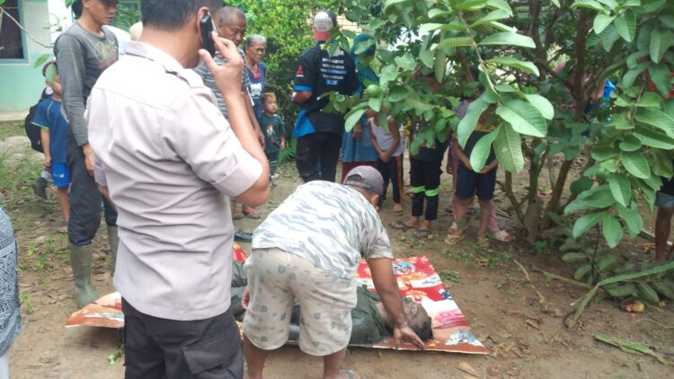 Petugas kepolisian saat turun ke lokasi kejadian.