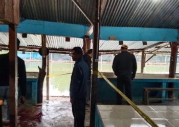 Polisi melakukan olah TKP kasus tewasnya seorang pria di dalam kolam pancing di Dairi. [Dok.Istimewa]
