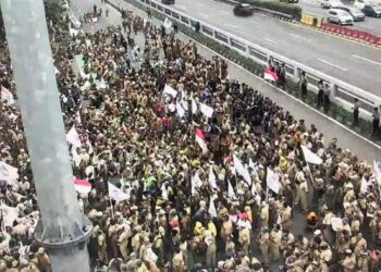 Penampakan massa kepala desa demo mememuni Jalan Gatot Subroto, depan DPR, Jakarta Pusat (Foto: Dok. TMC Polda Metro Jaya)