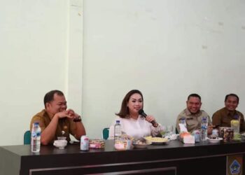 Bupati Pakpak Bharat, Franc Bernhard Tumanggor, bersama Istri, Ny. Juniatry Franc Tumanggor, saat mengunjungi Kantor Dinas Kesehatan Pakpak Bharat, di Kompleks Panorama Indah Sindeka, Salak, Selasa (10/01/2023).