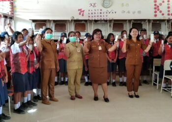 Dinas Kesehatan P2KB Humbahas berikan Vitamin C di SMP Negeri 2 Sijamapolang.